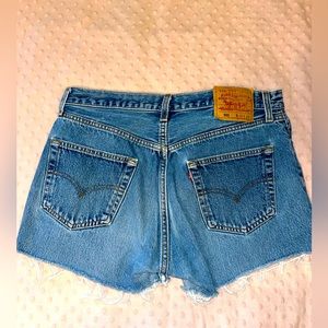LEVI LIGHT WASH SHORTS